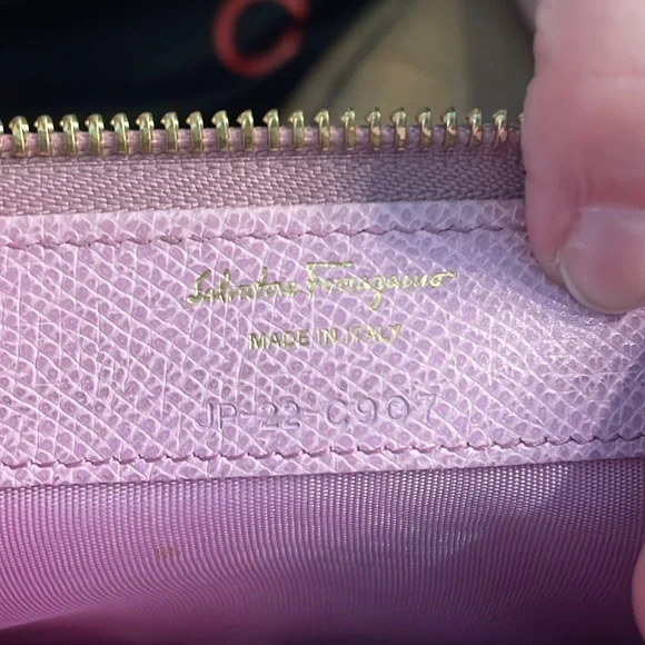 FERRAGAMO pink zip wallet with bow and original box - Used - Authentic - Picture 12 of 13